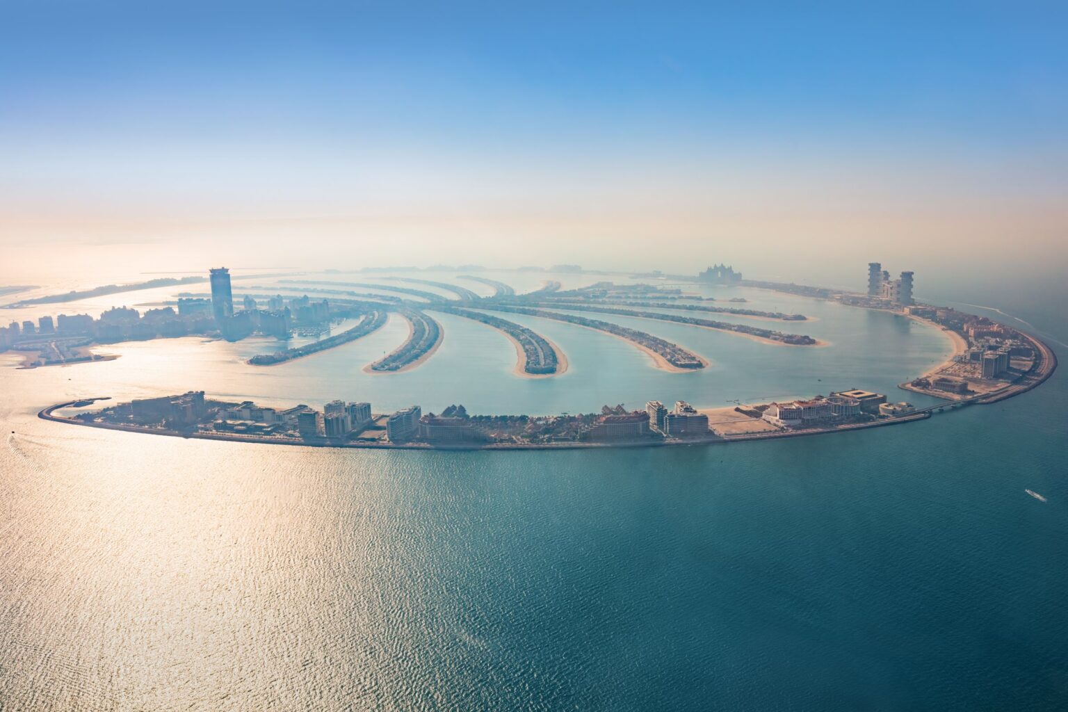 Вид с воздуха на Palm Jumeirah, его «листья» и «полумесяц» в Персидском заливе