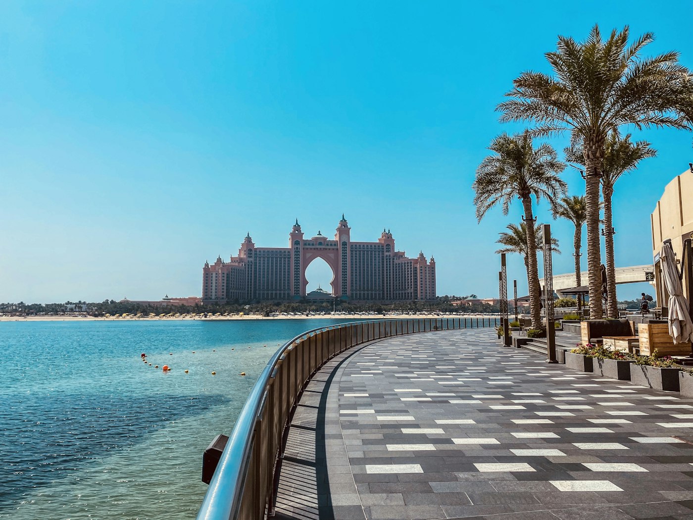 Набережная The Pointe с видом через воду на Atlantis The Palm