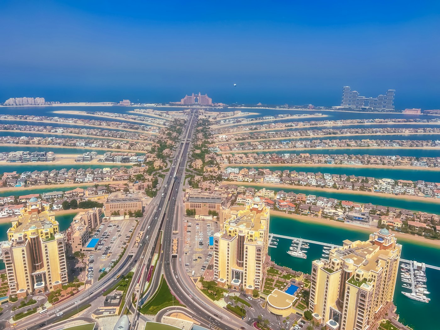 Вид с воздуха вдоль «ствола» Palm Jumeirah в сторону «полумесяца»