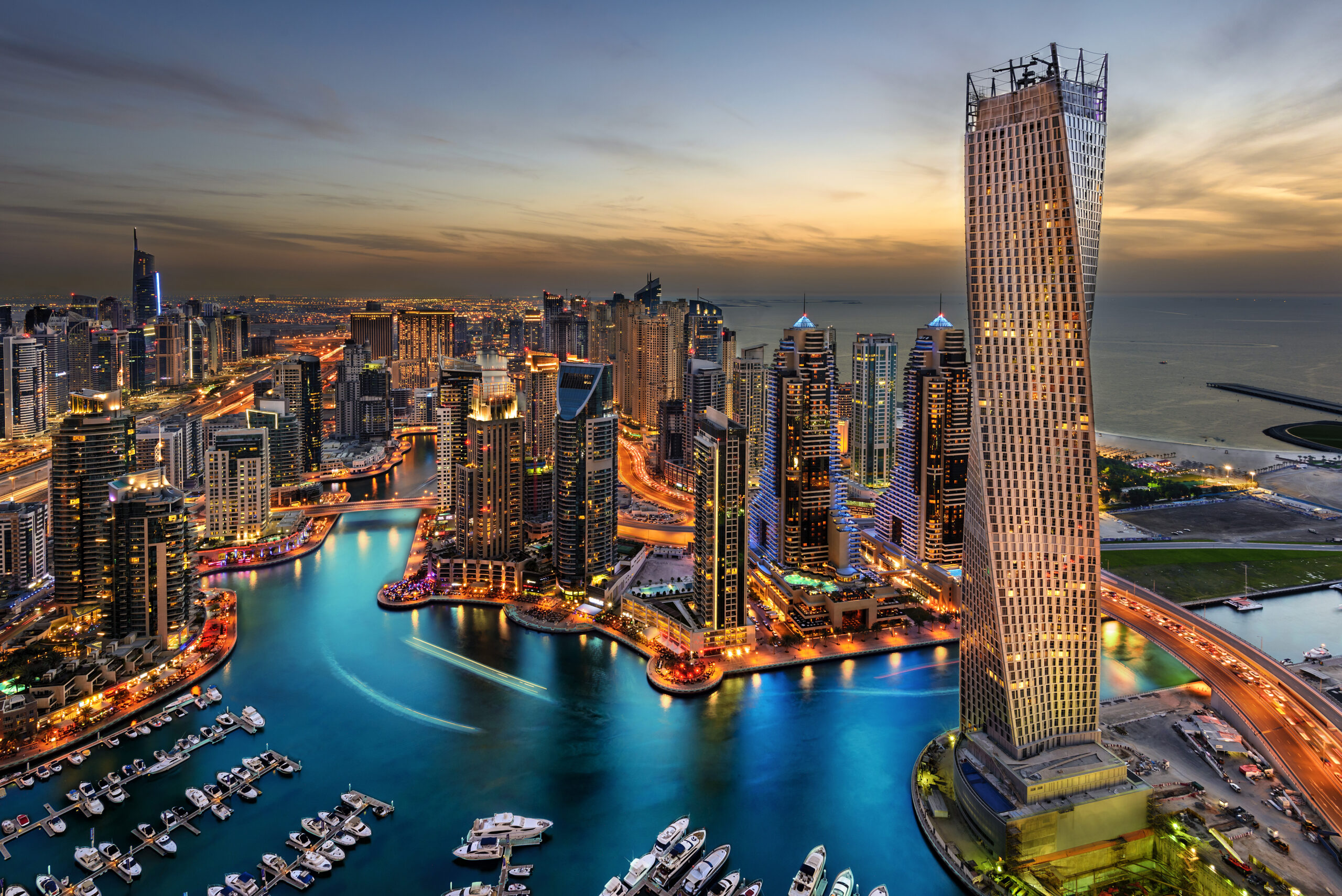 Dubai Marina und der Cayan Tower bei Sonnenuntergang aus der Vogelperspektive