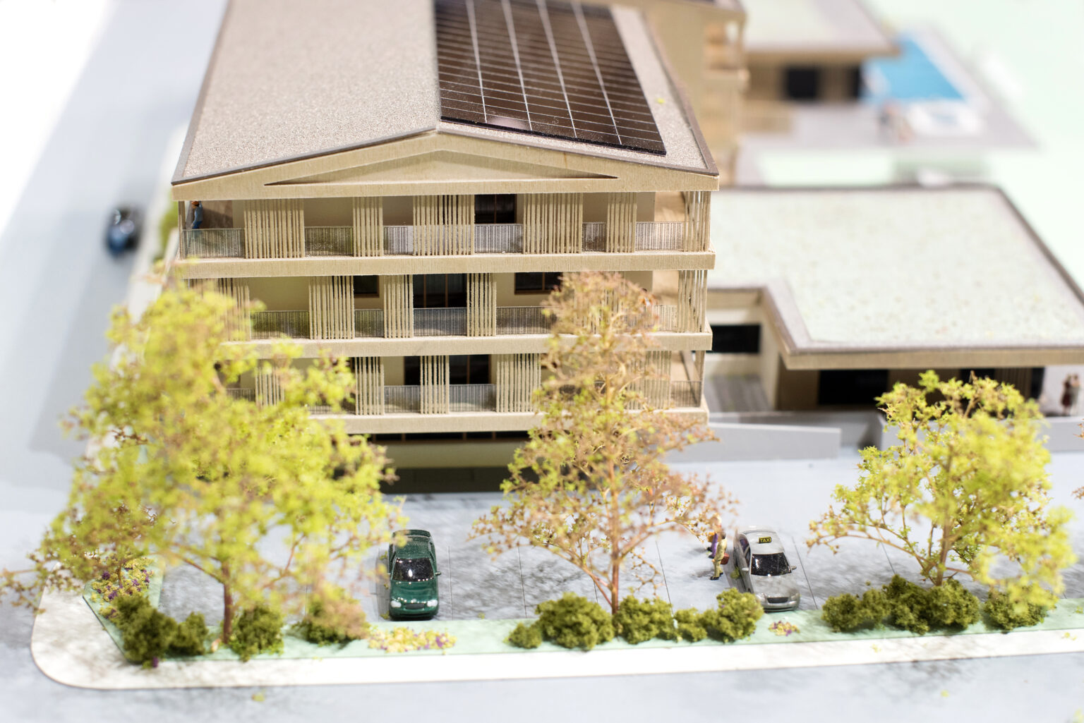 Architekturmodell eines Wohngebäudes mit Grünanlagen