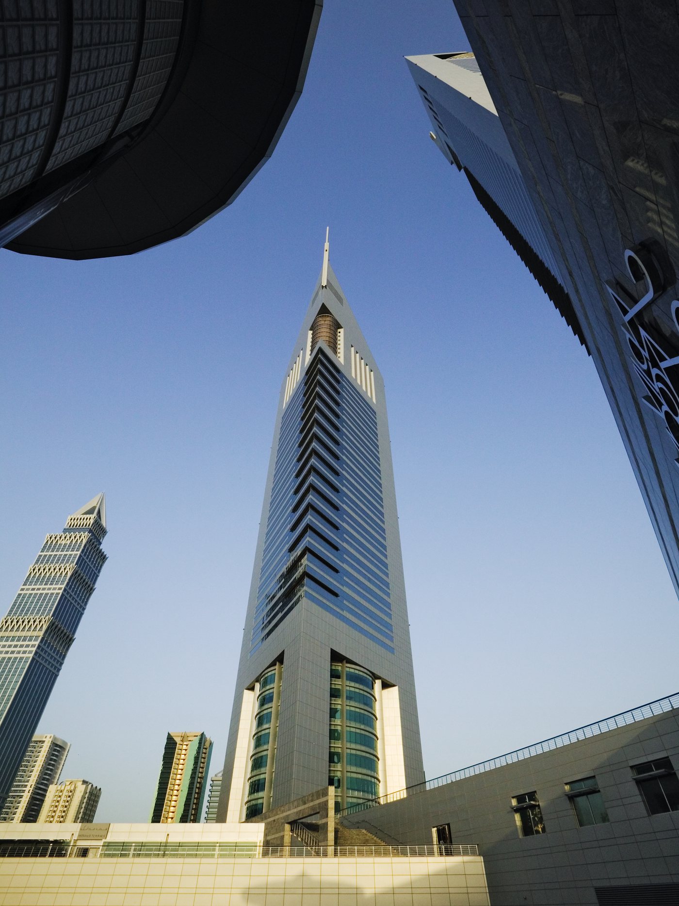 Одна из башен Emirates Towers на Sheikh Zayed Road в Дубае, вид снизу