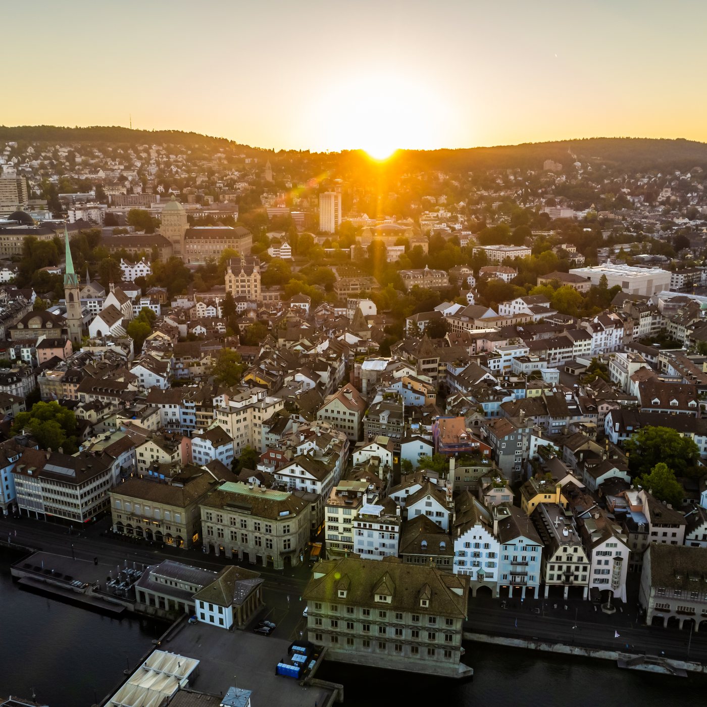 Luftaufnahme der Zürcher Altstadt bei Sonnenuntergang