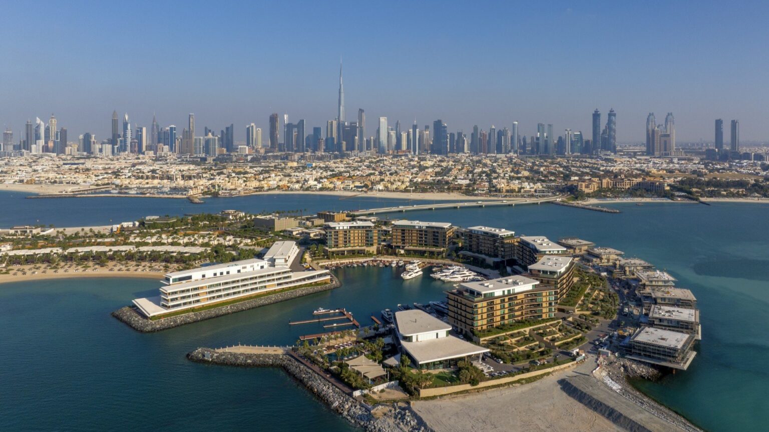 Вид с воздуха на Jumeira Bay с курортом и яхтенной мариной Bvlgari