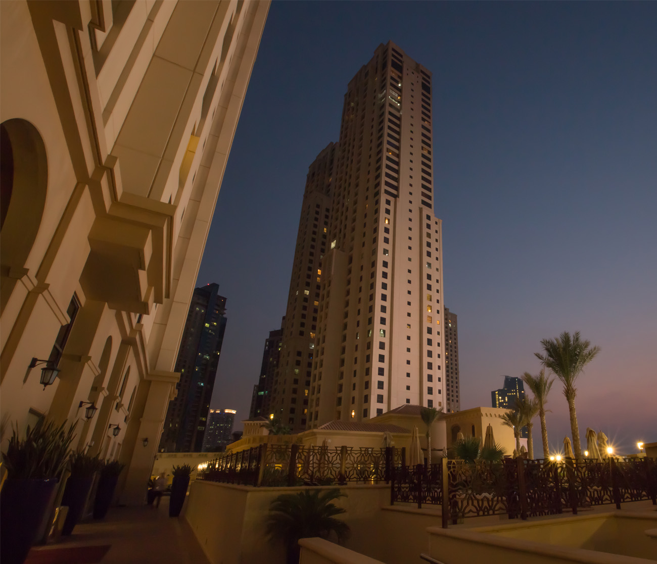 Ein Turm der Jumeirah Beach Residence in der Abenddämmerung